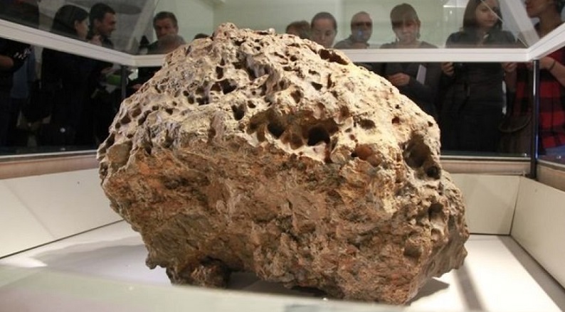 No meteorito de Chelyabinsk descobriu um grande cristal, semelhante a um diamante