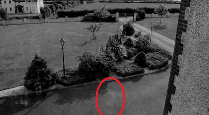 Na Irlanda, uma câmera de vigilância filmou um fantasma na rua