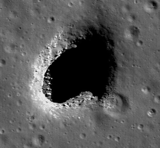 A entrada da cavidade interna da lua, fotografada anteriormente