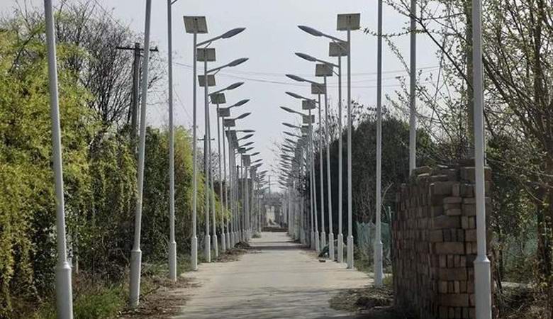 Na China, um grande número de postes foram instalados na estrada da vila para enganar as autoridades