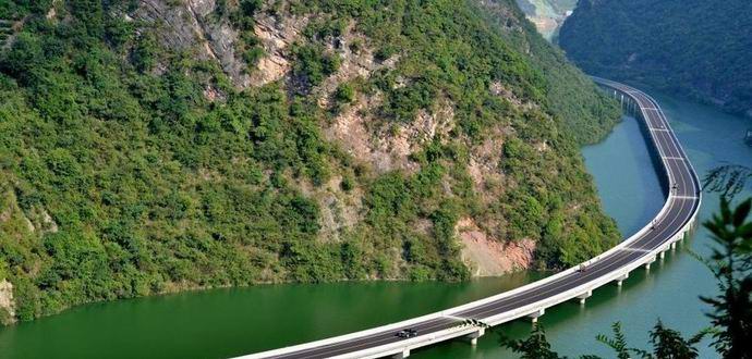 A China ganhou uma ponte incrível ao longo do rio