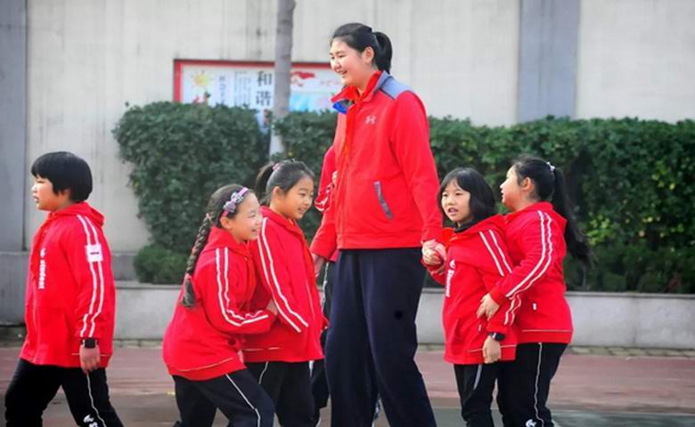 Uma gigante de 11 anos está estudando em uma escola chinesa