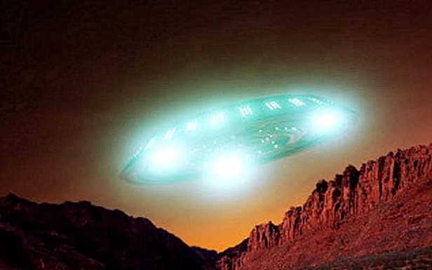 UFO detectado no espaço, voando em direção a Marte
