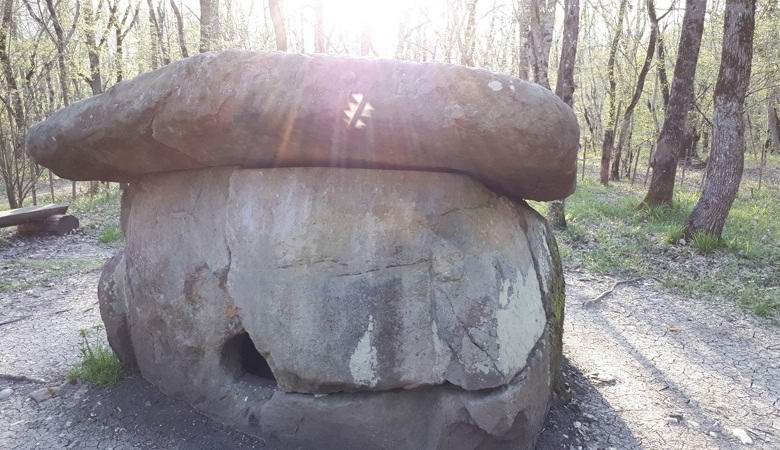 No território de Krasnodar, o dolmen iluminou-se misticamente