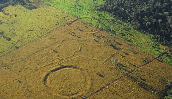 Nas florestas da Amazônia encontramos enormes desenhos na terra