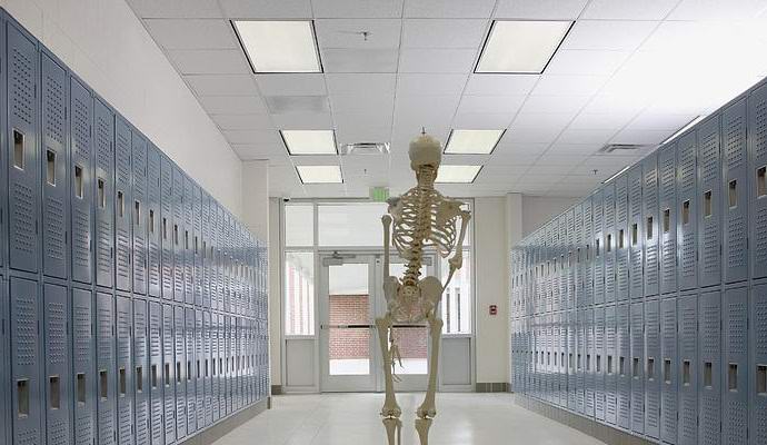 Na Malásia, por causa do fantasma, eles fecharam a escola. A foto do fantasma entrou na rede