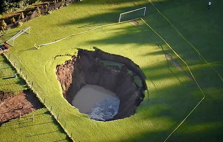 Na Cidade do México, quase metade do campo de futebol ficou no subsolo