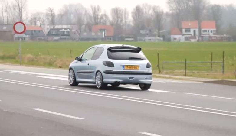 Na Holanda, foram feitas marcações na estrada, passando por onde a música soa