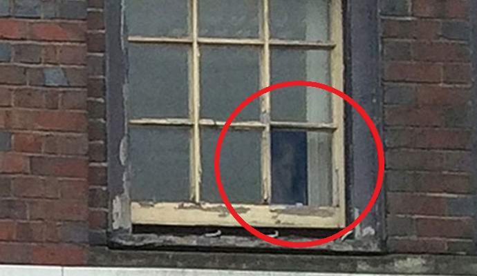 Um fantasma foi fotografado na janela de um escritório inglês abandonado