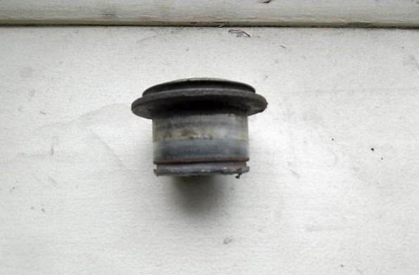 Uma peça de aço não identificada voou para a janela de um pensionista em alta velocidade