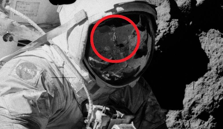 Na reflexão sobre o capacete, o astronauta encontrou um homem parado na lua de jeans e tênis