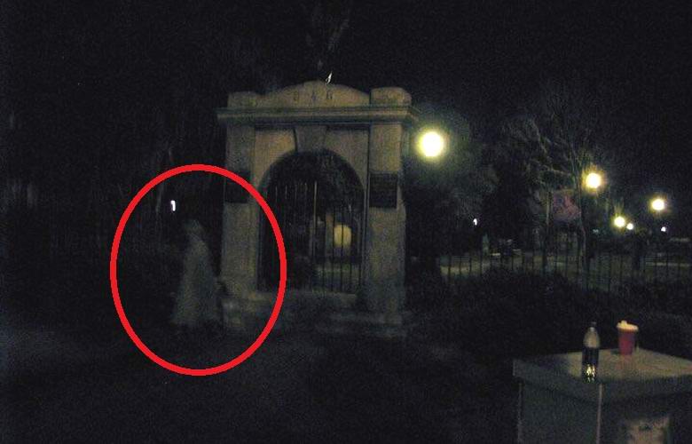 Em Savannah, fotografada por um fantasma perto do cemitério