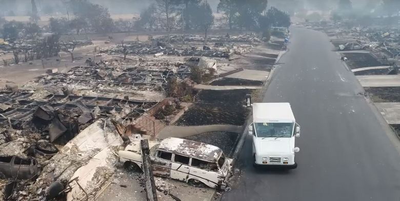 Um carro postal estranho circula por uma cidade queimada da Califórnia