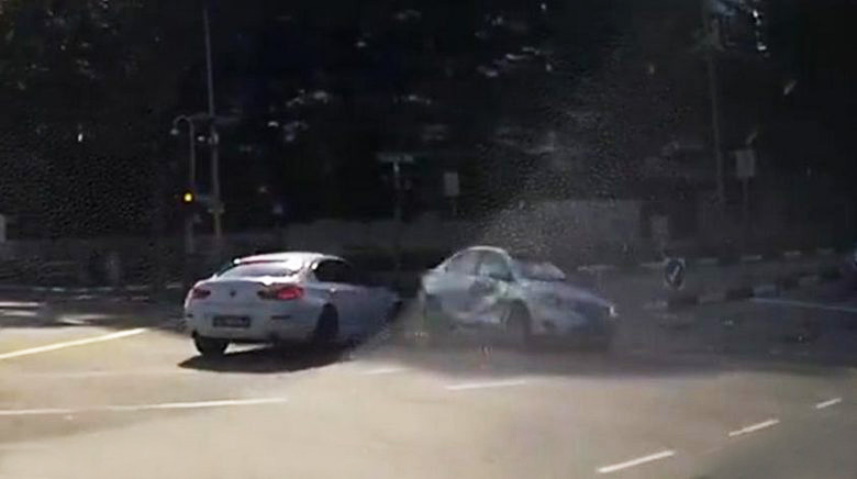 Acidente causado por um carro fantasma em Cingapura?