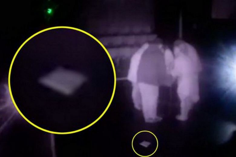 Um objeto estranho levitando foi filmado em um teatro antigo