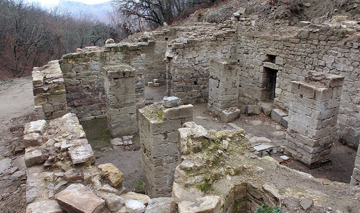 O maior templo cristão da Crimeia encontrado em Sudak