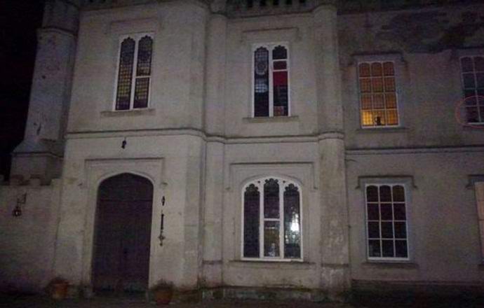 No país de Gales, um fantasma de uma criança em uma janela é fotografado