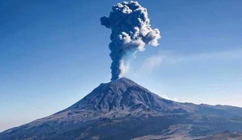 Jogando fora um pilar de cinzas, Popocatepetl desenhou um par de OVNIs