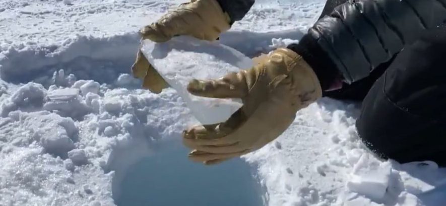 Vídeo de cientistas despejando gelo em um poço superprofundo se torna viral 