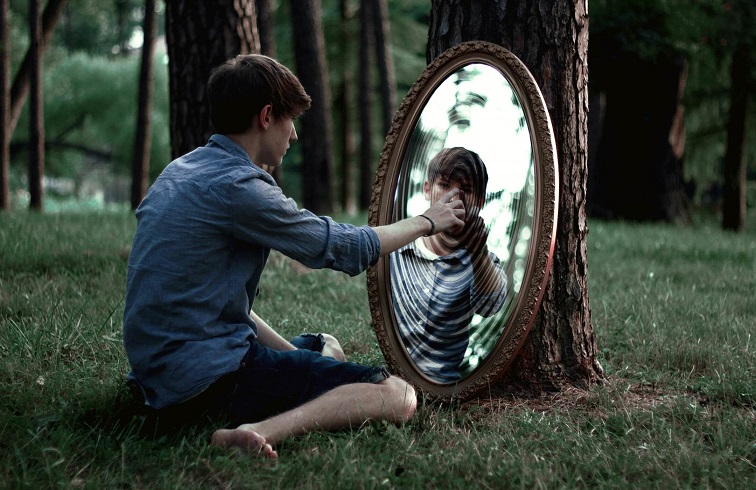 Vídeo com um reflexo incompreensível no espelho surpreendeu a Rede