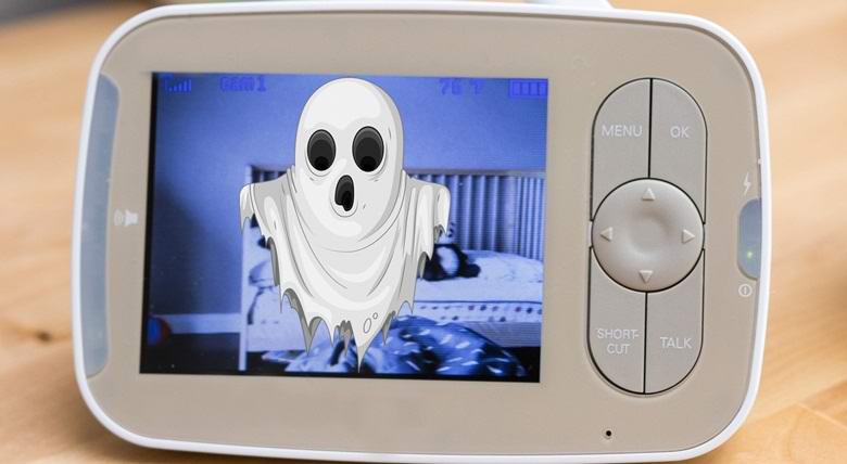 Um monitor de bebê captura um fantasma perto da cama do bebê