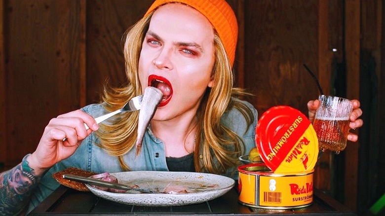A exibição de comida nojenta é um enorme sucesso