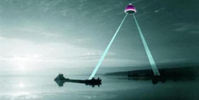 Drone militar contra um OVNI que usava um feixe de energia