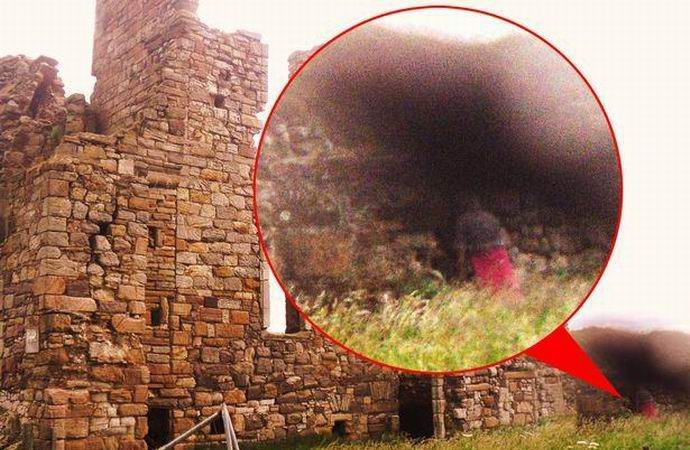 Um fantasma vagueia pelas ruínas de um castelo escocês