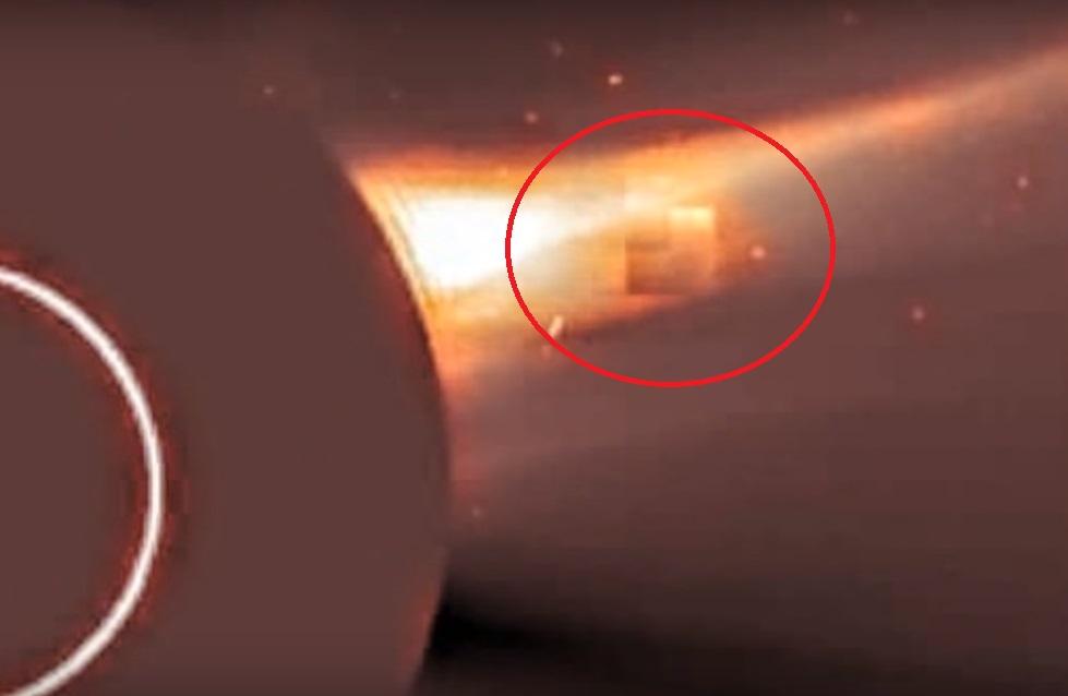 Perto do sol novamente vi um objeto estranho na forma de um cubo