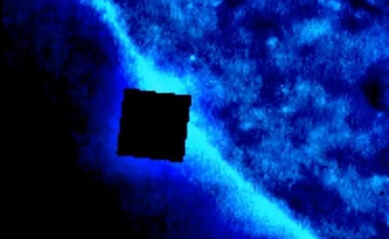 Um cubo gigante reaparece perto do sol