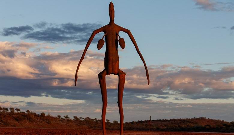 Esculturas misteriosas no lago australiano Ballard