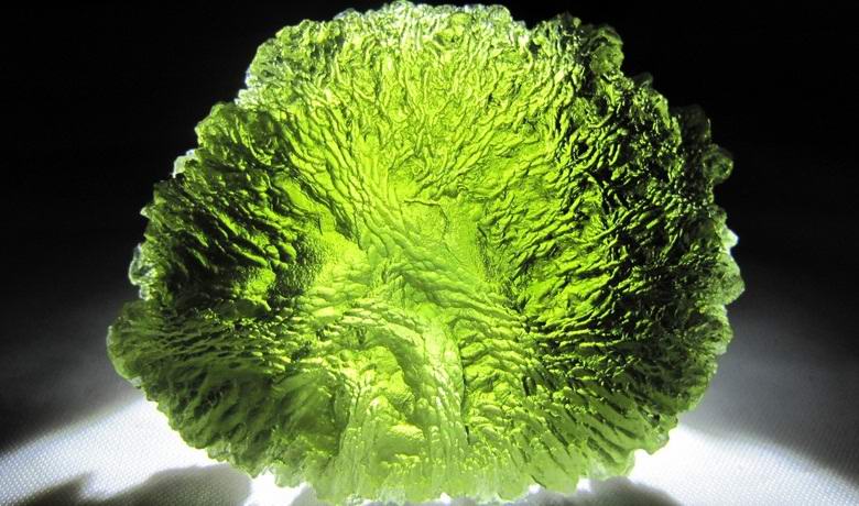 Misteriosa pedra moldavita, cuja origem não pode ser explicada pelos cientistas