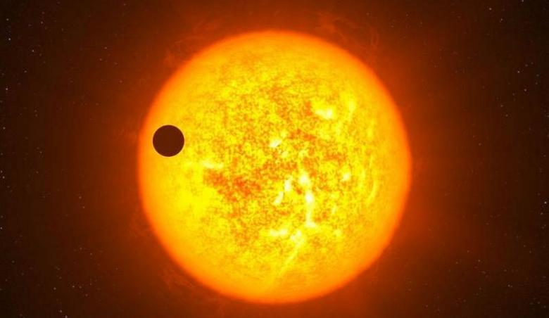Um misterioso objeto espacial voou através do sol