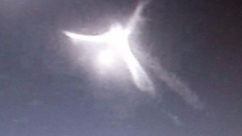 Um objeto alado misterioso no céu, talvez, é um portal para outro mundo
