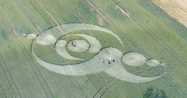 Um círculo misterioso no campo da França e discussões na Internet nesta ocasião