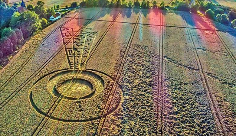O círculo misterioso no campo em Essex intrigou os ufólogos