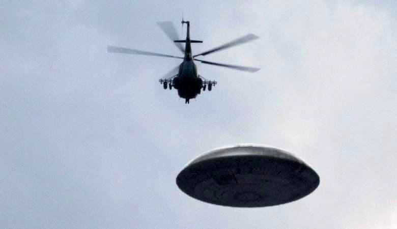 UFOs misteriosos e helicópteros pretos sobre Los Angeles