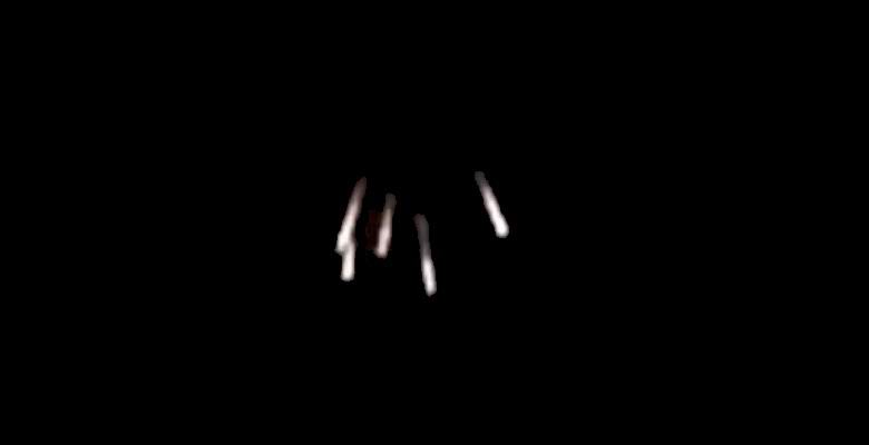O fogo misterioso dividido em vários no céu