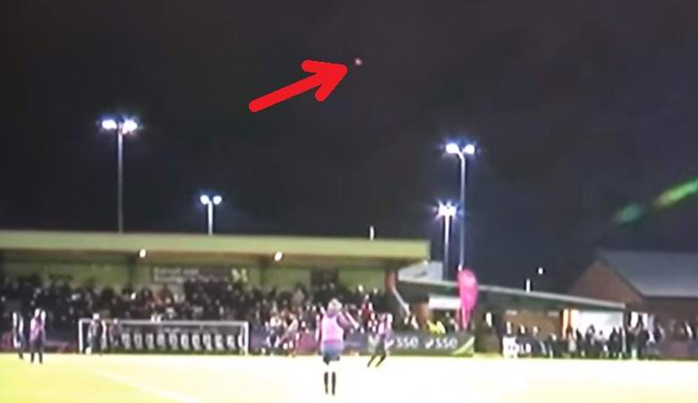 Uma bola misteriosa assistiu a uma partida de futebol feminino