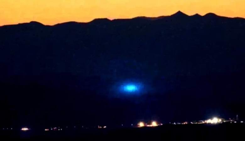 Um misterioso fogo azul se elevou acima