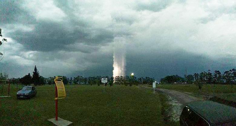 Um poste de luz misterioso surgiu sobre a Argentina