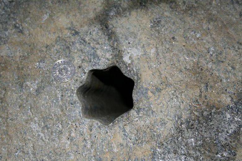 Os cientistas não conseguem encontrar uma explicação razoável para o misterioso buraco na pedra