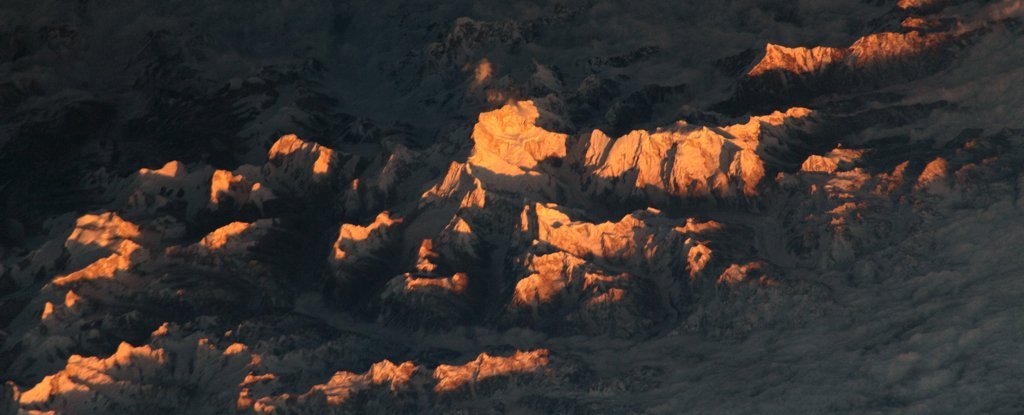 Uma foto de tirar o fôlego dos majestosos picos do Himalaia vistos do espaço 