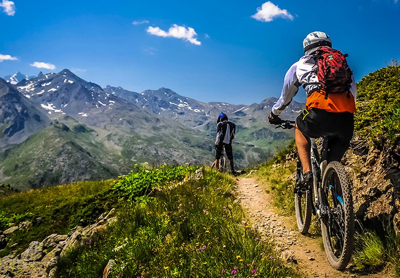 Uma divertida corrida de ciclistas e marmotas