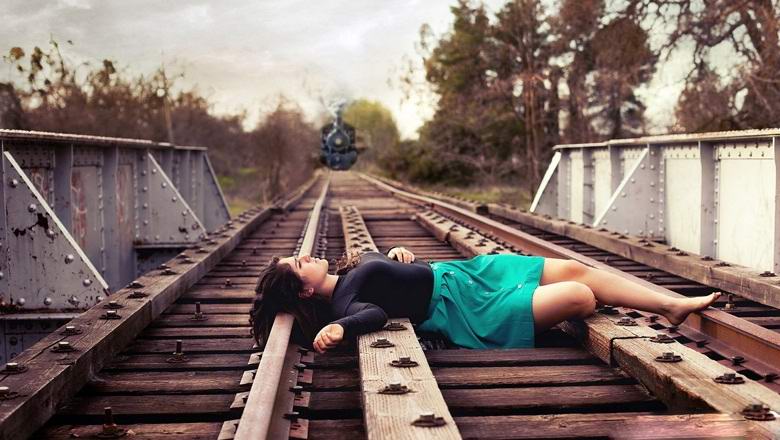 A mulher pulou embaixo do trem ... e desapareceu