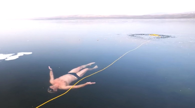 Um morador da República Tcheca mostrou um mergulho exclusivo sob o gelo do lago