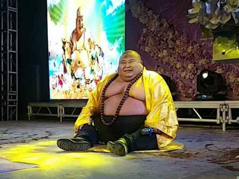 Um morador da China ganha a vida se passando por
