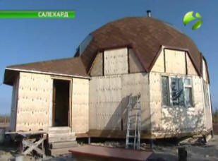 Um morador de Salekhard construiu uma casa incomum