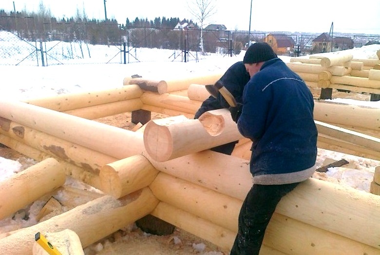 Os moradores da Sibéria conhecem há muito tempo tecnologias eficazes para a construção de casas de madeira